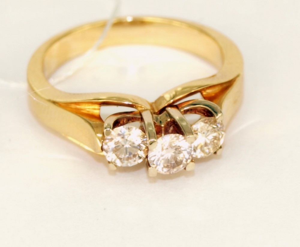 Золота ломбард кольцо. Золотые кольца из ломбарда. Кольцо с тремя бриллиантами. Золотое кольцо с тремя бриллиантами. Комплект золотых украшений с бриллиантами.